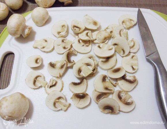 Шампиньоны нарезать тонкими пластинками.