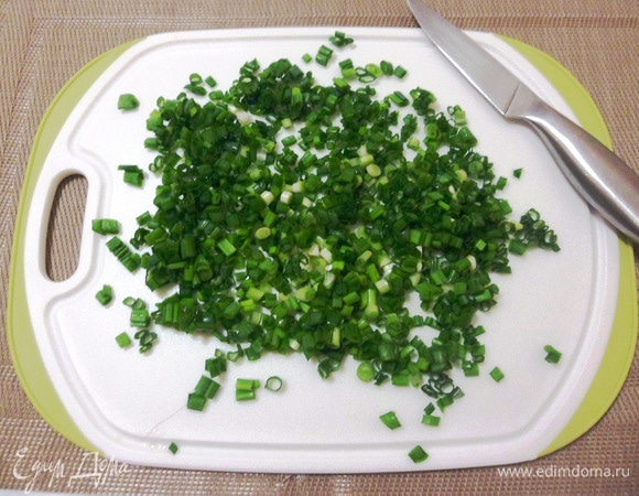 Мелко нарезать зеленый лук.