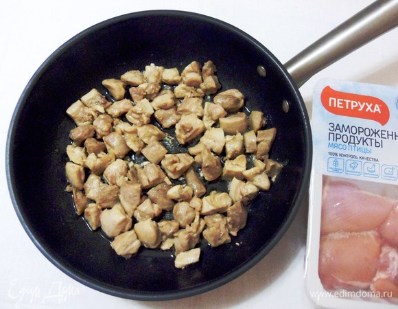 Разогреть в глубокой сковороде оливковое масло и обжарить куриное филе на среднем огне около 5 минут.