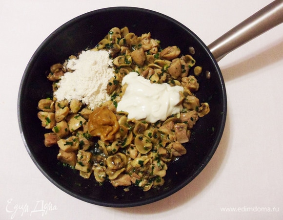 Затем добавить сметану, муку и горчицу. Тщательно перемешать.