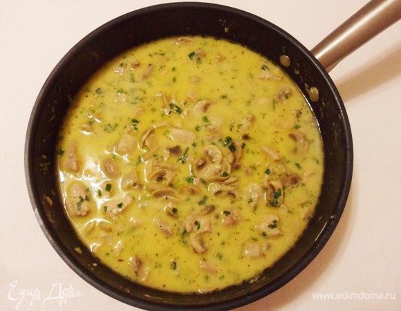 Влить куриный бульон. Аккуратно размешать.