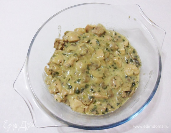 Переложить начинку в форму для запекания. У меня стеклянная жаропрочная форма диаметром 20 см.