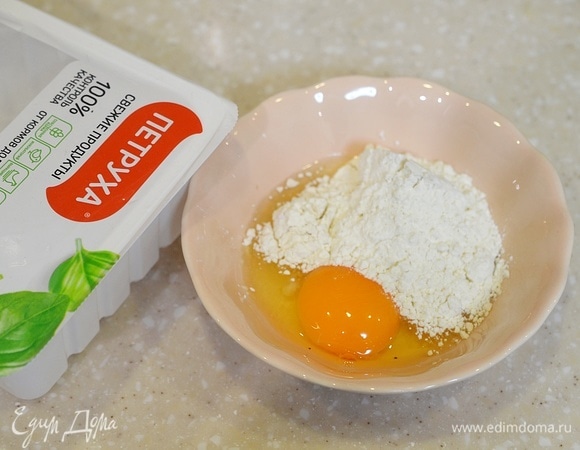 Яйцо смешайте с мукой.