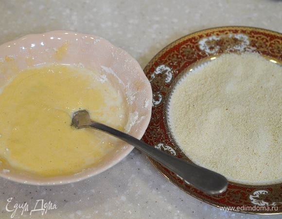 Яичную массу хорошо перемешайте. На отдельную тарелку всыпьте панировочные сухари.
