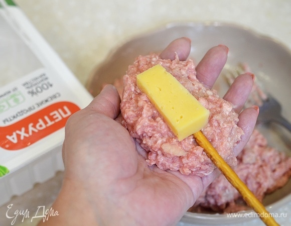 На нее кусочек сыра.