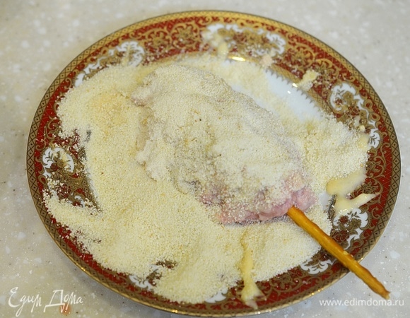 Окуните в яичную смесь, затем хорошо обваляйте в сухарях.