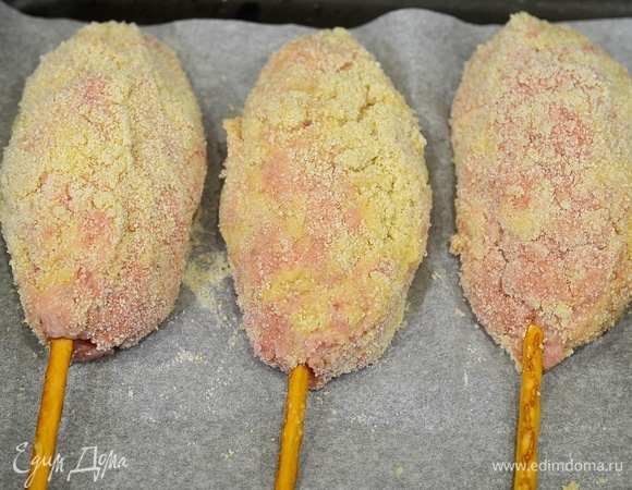 Выложите котлеты на противень, застеленный пергаментом. Запекайте в разогретой до 180°C духовке около 45 минут. Через 20 минут после начала запекания котлеты можно перевернуть.