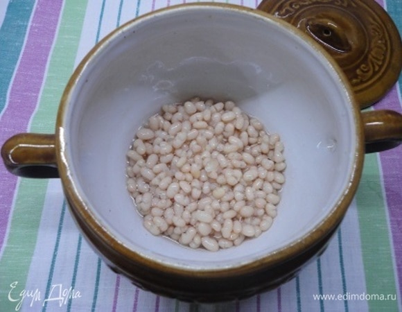 Фасоль я взяла белую, и потому что я ее люблю, и для контраста с красными овощами. Замачиваем на ночь, утром отвариваем до готовности. Отвар я всегда сохраняю для других блюд или супов. В этом рецепте готовую фасоль выкладываем в горшочек и вливаем отвар до уровня фасоли (по желанию можете больше наливать).