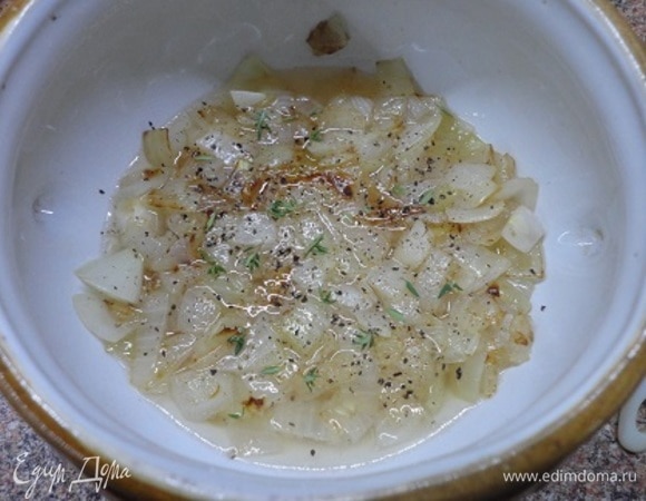 Первым обжариваем лук в раскаленом масле. Солим его во время жарки. Выкладываем на фасоль, перчим и посыпаем листиками тимьяна с одной веточки.