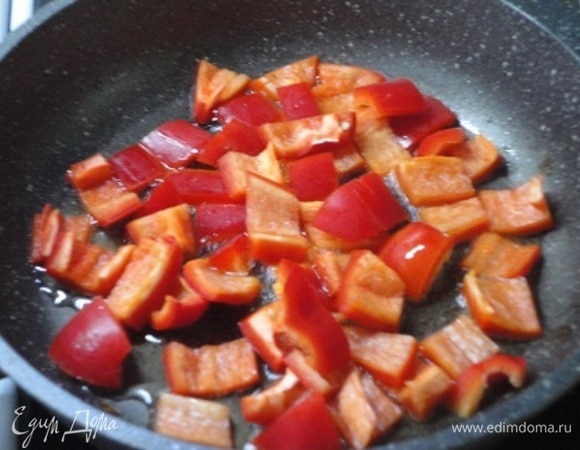 Затем обжариваем перец, но не солим во время жарки. Выкладываем на лук, теперь солим, перчим, посыпаем тимьяном.