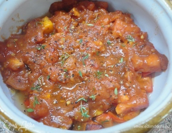 Помидоры, очищенные от кожицы и нарезанные крупными кубиками, обжариваем с паприкой, солим. Выкладываем в горшочек, перчим, посыпаем тимьяном.