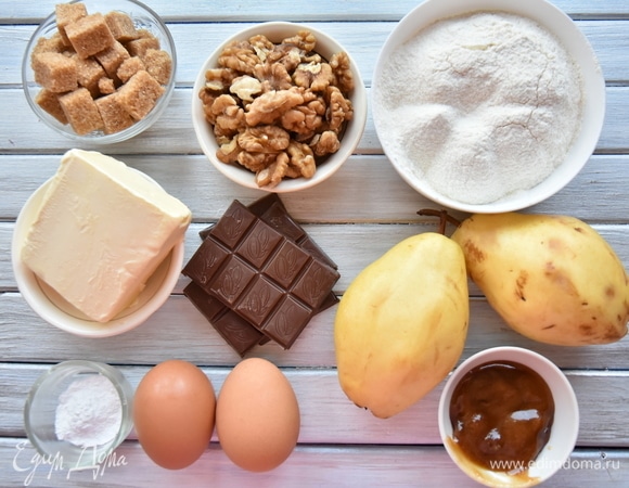 Для приготовления грушевого пирога подготовить набор продуктов. Груши нарезать кубиком, оставив для украшения пирога несколько целых ломтиков. Если груши жесткие, рекомендую снять с них кожуру.