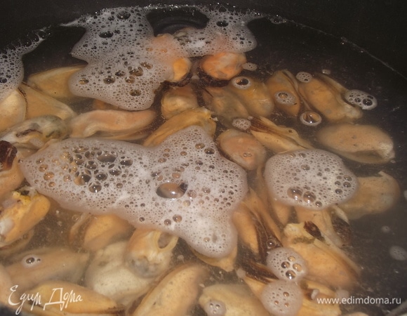 В кипящую воду высыпать замороженные мидии. Довести до кипения. Выключить. Накрыть крышкой и оставить на 10 минут.