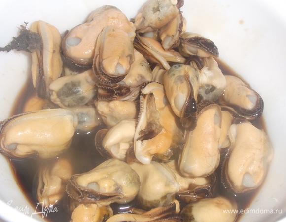 Выложить мидии в соус. Перемешать. Накрыть. Убрать в холодильник на 40–45 минут. В течение этого времени пару раз перемешать.