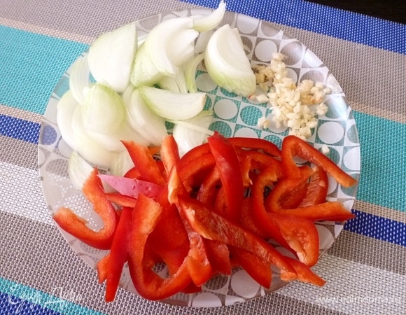 Сладкий перец нарезать соломкой, репчатый лук — перьями, чеснок мелко нарубить.