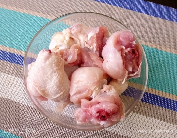 Куриные голени ТМ «Петруха» разрубить на 2–3 части (я взяла 4 штуки). Для удобства можно мясо освободить от косточки или взять грудку.