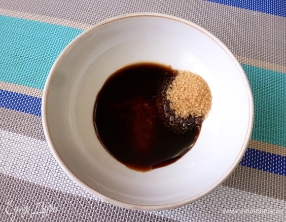 Соединить все соусы и сахар, добавить 3 ст. л. воды.