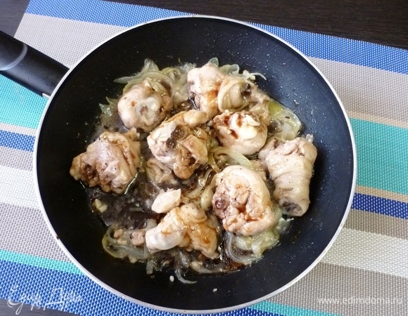 Открыть крышку и выпарить лишнюю влагу, влить приготовленный соус и хорошо размешать.