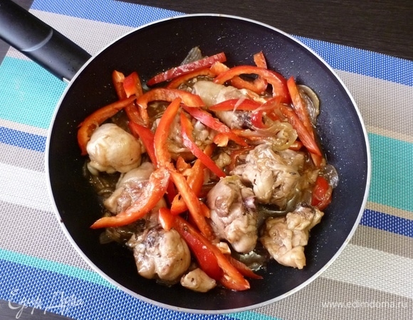 Добавить в сковороду сладкий перец, перемешать и готовить 1 минуту.