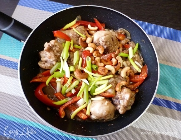 Добавить кешью, зеленый лук и, если любите поострее, перец чили.