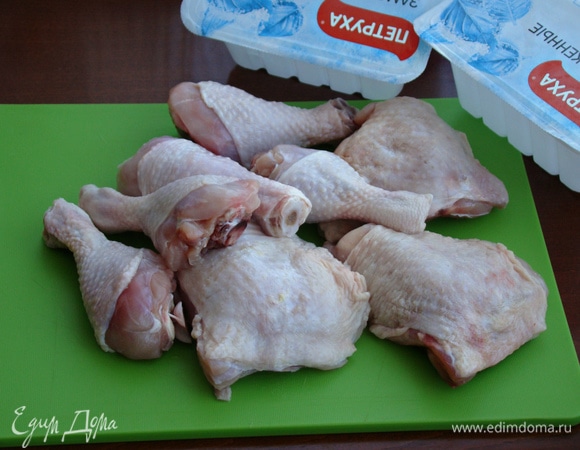 Для пирога я взяла в равных пропорциях куриные бедра и голени ТМ «Петруха». В первую очередь снять с них кожу (она нам не понадобится) и отделить мякоть от костей.