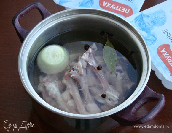 Кости поместить в кастрюлю, добавить соль и перец горошком, лавровый лист и небольшую репчатую луковицу. Нам необходимо сварить бульон.