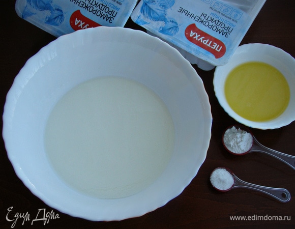Пока бульон варится, приготовим тесто для пирога. Для этого в миске смешать кефир и йогурт комнатной температуры. Если нет йогурта, можно добавить сметану или просто замесить тесто на одном кефире.