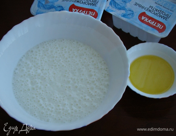 В кефирно-йогуртовую смесь всыпать разрыхлитель и соль, перемешать и оставить минут на 5, чтобы началась реакция разрыхлителя. Затем влить растопленное (но не горячее) сливочное масло и все перемешать.