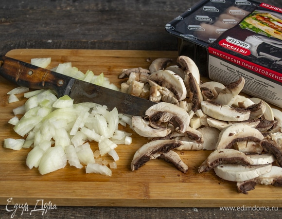 Репчатый лук режем мелко. Свежие шампиньоны чистим, режем тонкими пластинками. Грибы лучше не мыть, если они чистые, достаточно обтереть салфеткой.