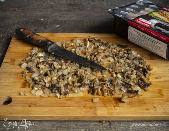 Нагреваем в сковороде растительное и сливочное масло, сначала 5 минут обжариваем шампиньоны, затем добавляем лук, солим, обжариваем еще несколько минут до прозрачности лука. Выкладываем грибы с луком на доску, рубим мелко ножом, также можно измельчить эти продукты в блендере. Сковороду после обжарки не моем!