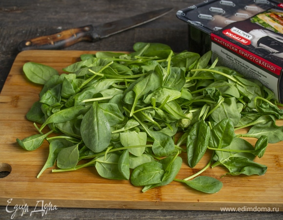 Листики шпината бланшируем в кипящей воде 1 минуту, откидываем на сито.