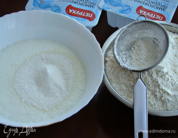 В смесь частями подмешивать просеянную муку. Муки возможно понадобится чуть больше или меньше, но не стоит забивать тесто мукой. Примерно 700 г будет достаточно на такое количество жидкости.