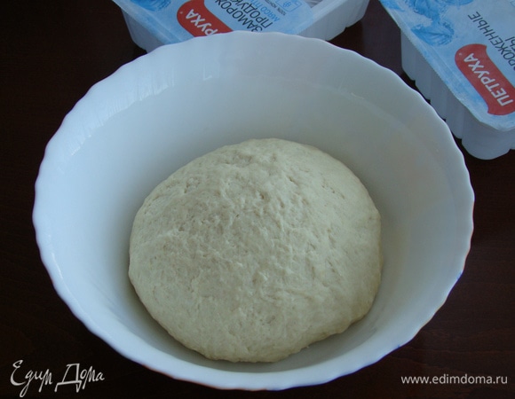 Замесить тесто. Оно получается мягким эластичным, к тому же не липнет к рукам. Тесто поместить в миску, накрыть салфеткой и оставить на столе минут на 20–30.