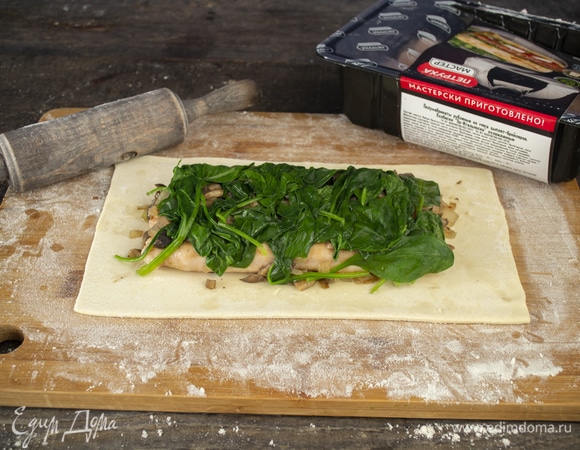 Всю начинку аккуратно укрываем половиной бланшированного шпината.