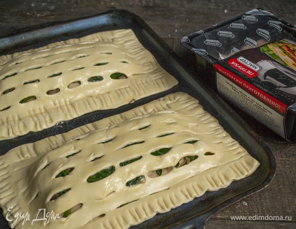 Так же собираем второй пирог, кладем на противень с антипригарным покрытием.