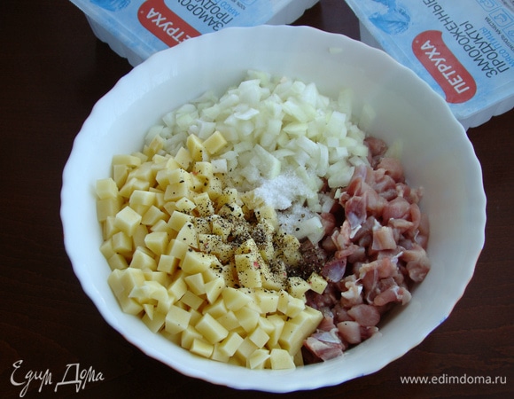 Пока тесто отдыхает, а бульон уже доваривается, приготовим начинку. Для этого нарезать куриное мясо ТМ «Петруха» (с голеней и бедер) мелким кубиком. Аналогично нарезать картофель и мелко нашинковать репчатый лук. Добавить соль и молотый перец и все тщательно перемешать. Начинка готова.