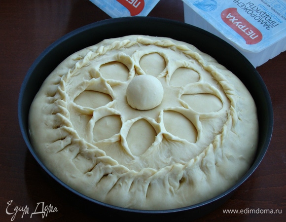 Из остатков теста сделать импровизированную пробку. В центре пирога сделать отверстие и закрыть этой пробкой. Выпекать пирог в разогретой до 180–190°C духовке примерно часа 2. Пирог сверху ничем не смазывать.