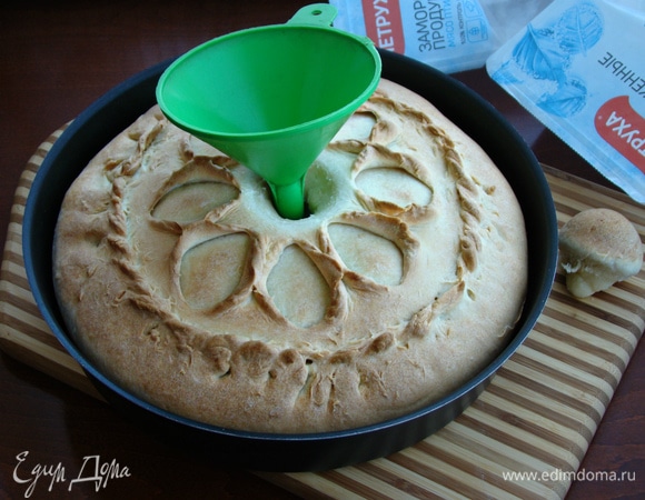 В процессе запекания пирог необходимо вынимать из духовки, аккуратно снимать пробку и небольшими порциями вливать наш бульон. У меня начинка получилась сочная сама по себе, поэтому я бульон влила только один раз. Лайфхак от меня: для того чтобы аккуратно влить в пирог бульон и не разлить его по пирогу, в дырочку установить воронку, и с ее помощью бульон аккуратно будет налит в пирог.