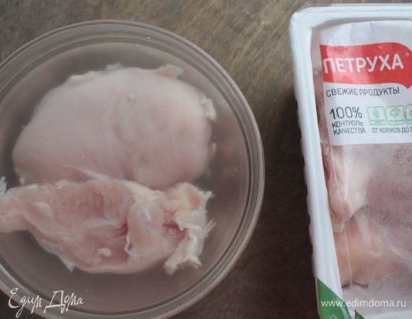 Готовить пастрами очень просто. Но, так как процесс приготовления включает длительные стадии подготовки, лучше организовать его заранее. Прежде всего, необходимо выдержать куриное филе в рассоле. Для приготовления рассола вам потребуется вода и соль из расчета 1,5–2 ст. л. соли на 1 л воды (если соль крупная, морская, будет достаточно 1 ст. л.). Растворите соль в воде, поместите куриное филе без кожи в рассол и отправьте в холодильник на 7–8 часов. Филе не должно быть сильно крупным Я обычно начинаю делать пастрами прямо с утра, чтобы к вечеру у меня уже все было готово.