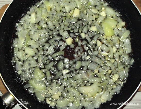 В сотейнике или сковороде разогреть растительное и сливочное масло. Обжарить лук и чеснок. Обжариваем до мягкости лука.