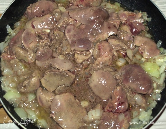 Добавляем печень. Обжариваем 1–2 минуты.