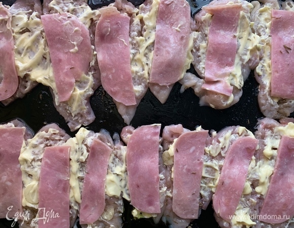 Далее кладу майонез, нарезаю ветчину полосками и кладу туда же, к филе.