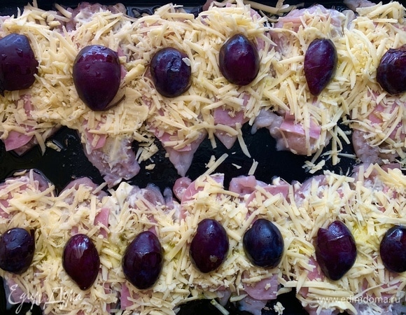 Натираю сыр, сверху выкладываю кусочки сливы. Ставлю запекать на 30–45 минут.
