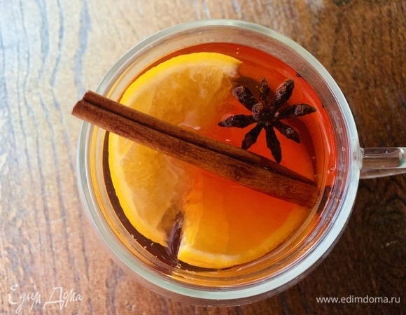 Добывить палочку корицы. Дать настояться чаю 5 минут.