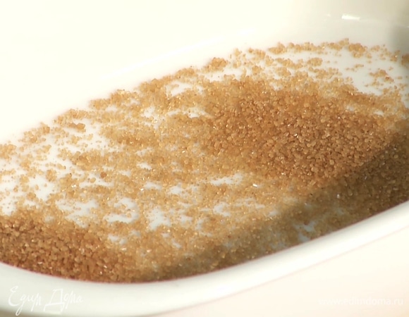 50 г сахара равномерно распределить по дну формы для выпекания.