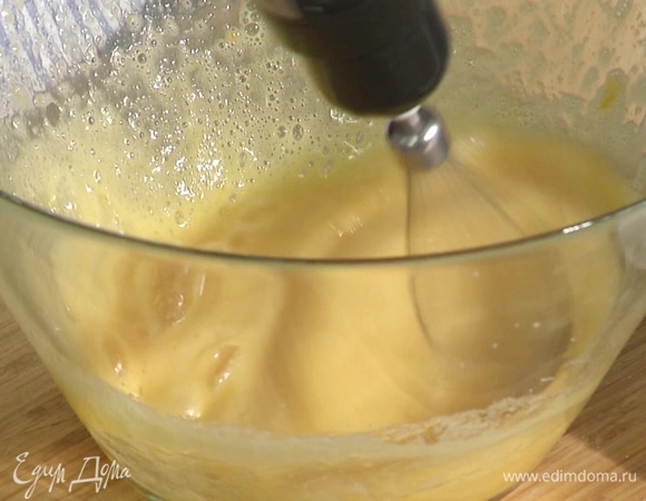 Яйца смешать с сахаром и взбить в пышную пену.
