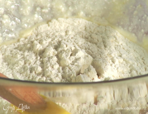 К смеси добавить творог, молоко, муку, ванильный экстракт, посолить. Все смешать.