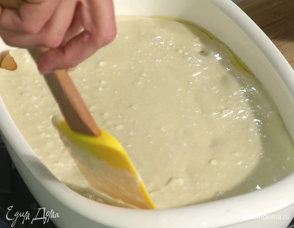 Достать форму с абрикосами из духовки, влить в нее тесто.