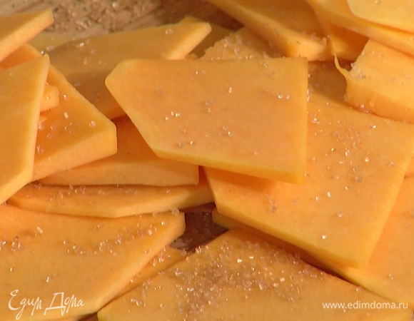 Тыкву очистить и нарезать тонкими ломтиками, обвалять в сахаре.
