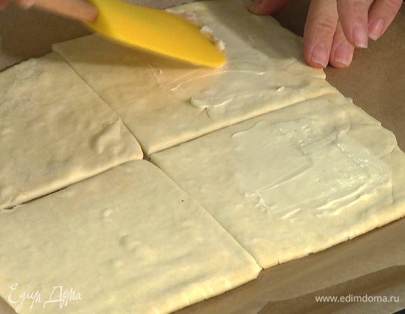 Тесто смазать сливочным маслом по центру, по четверти чайной ложки на 1 слойку.